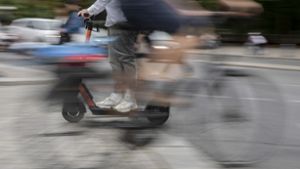 Ein E-Scooter-Fahrer zischt vorbei – die Behörden reagieren auf Unfallgefahren. Foto: dpa/Christoph Soeder