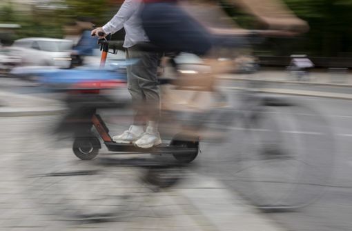 Ein E-Scooter-Fahrer zischt vorbei – die Behörden reagieren auf Unfallgefahren. Foto: dpa/Christoph Soeder