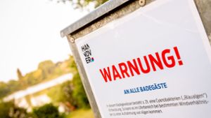 Ein Hinweisschild warnt Badegäste vor Blaualgen im Sieben-Meter-Teich in Hannover. Foto: Moritz Frankenberg/dpa