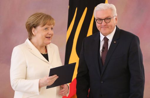 Da war die Stimmung noch besser: Bundespräsident Frank-Walter Steinmeier übergibt Angela Merkel (CDU) nach ihrer Wahl zur Bundeskanzlerin die Ernennungsurkunde. Foto: dpa