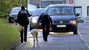Der Herr ist mein Hirte: Ein Schaf lässt sich in Riedenberg polizeilich abführen. Foto: 7aktuell.de/Alexander Hald