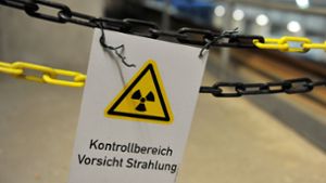 Ein an einer Kette befestigtes Schild im atomaren Zwischenlager in Gorleben warnt vor Strahlung (Archivbild). Foto: picture alliance/dpa/Jochen Lübke