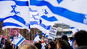 Menschen demonstrieren in Berlin mit Israelischen Fahnen gegen Antisemitismus und für Solidarität mit Israel. Foto: Christoph Soeder/dpa