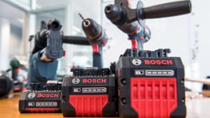 Akkus der Firma Bosch stehen vor Bohrmaschinen. Der Konzern muss in seinem Geschäftsbereich Power Tools Kosten sparen. Foto: dpa