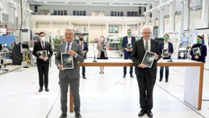 Ministerpräsident Winfried Kretschmann (Grüne, rechts) und CDU-Landeschef Thomas Strobl mit dem Koalitionsvertrag Foto: dpa/Bernd Weissbrod