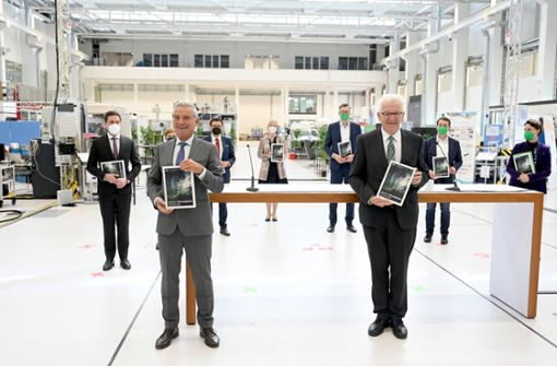 Ministerpräsident Winfried Kretschmann (Grüne, rechts) und CDU-Landeschef Thomas Strobl mit dem Koalitionsvertrag Foto: dpa/Bernd Weissbrod