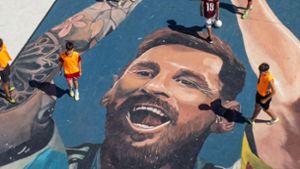 Trotz seines Abschieds von der großen Sportbühne ist Lionel Messi überraschend zum Weltfußballer gewählt worden. Foto: dpa/Diego Izquierdo