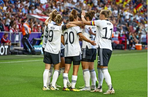 Gemeinsam stark: die DFB-Frauen treffen im Halbfinale der EM entweder auf Frankreich oder auf die Niederlande. Foto: IMAGO/M. Merk/IMAGO/MERK
