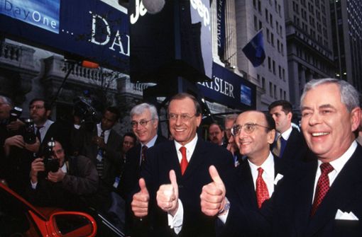 Nach der Übernahme von Chrysler 1998 waren Daimler-Chef Jürgen Schrempp (2.v.l.) und Chrysler-Chef Bob Eaton (re.) voller Euphorie. Das Projekt scheiterte dramatisch. Foto: imago / Sven Simon