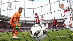 Gleich dreimal lag der Ball im Nürnberger Netz – der VfB Stuttgart siegte mit 3:2. Foto: Pressefoto Baumann