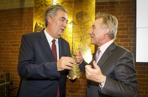 Dietmar Allgaier erhält von Landrat Rainer Haas die Glocke für die Sitzungsleitung. Foto: factum/Granville Foto:  
