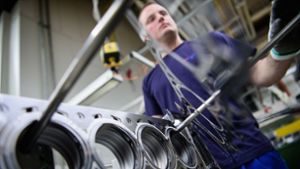 Ein Mitarbeiter eines Autozulieferers kontrolliert die Produktion von Zylinderkopfdichtungen, Foto: picture alliance/dpa/Sina Schuldt