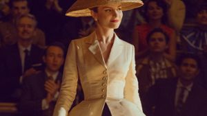 Mode-Legende Christian Dior belebt nach dem Zweiten Weltkrieg die Haute Couture in Paris erneut. Foto: Apple TV+/Roger DO MINH