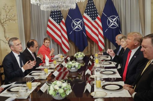 Gegenüber einem sichtlich konsternierten Nato-Generalsekretär Stoltenberg (links) startet US-Präsident Trump (Zweiter von rechts) wüste Angriffe auf Deutschland Foto: AP
