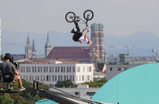 Fliegen vor der Frauenkirche: BMX-Freestyler in München. Foto: IMAGO//Markus Fischer