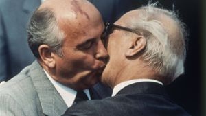 Den Falschen geküsst: Michael Gorbatschow – hier mit Erich Honecker – erwies sich anders als der DDR-Staats- und Parteichef als weitsichtiger Reformer. Foto: picture alliance/dpa/AP/Uncredited