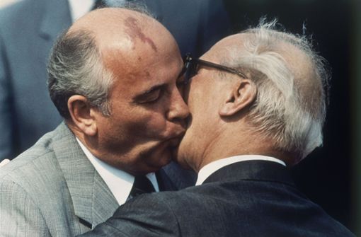 Den Falschen geküsst: Michael Gorbatschow – hier mit Erich Honecker – erwies sich anders als der DDR-Staats- und Parteichef als weitsichtiger Reformer. Foto: picture alliance/dpa/AP/Uncredited