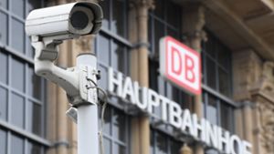Kameras wie hier am Frankfurter Bahnhof: Mannheim plant eine verstärkte Videoüberachung. Foto: dpa