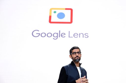 Google-Chef Sundar Pichai präsentiert auf Googles Entwicklerkonferenz auch den Fotodienst Google Lens. Foto: Getty Images