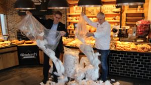 Protest: Der Landtagsabgeordnete Erik Schweickert (li.) und der Knittlinger Bäcker Martin Reinhardt kippen Kassenbons auf den Fußboden, die die Kunden nicht haben wollten. Foto: privat