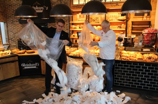 Protest: Der Landtagsabgeordnete Erik Schweickert (li.) und der Knittlinger Bäcker Martin Reinhardt kippen Kassenbons auf den Fußboden, die die Kunden nicht haben wollten. Foto: privat