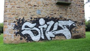 Hier lässt sich über Geschmack nicht streiten: Die Graffiti wurde illegal auf den Albvereinsturm gesprüht. Foto: Rainer Hauenschild