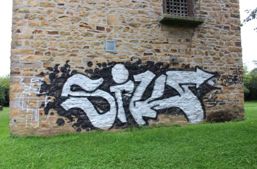 Hier lässt sich über Geschmack nicht streiten: Die Graffiti wurde illegal auf den Albvereinsturm gesprüht. Foto: Rainer Hauenschild