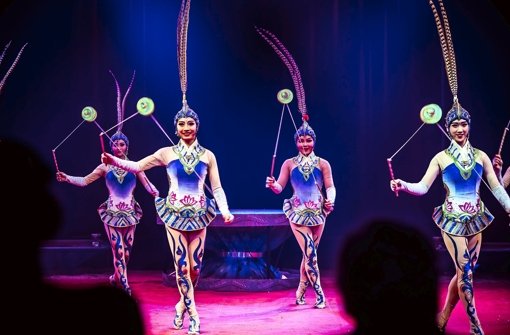 Vier von elf teuflisch guten Akrobatinnen aus China – sie zeigen im Weltweihnachtscircus atemberaubende Tricks mit dem Diabolo Foto: Lichtgut/Max Kovalenko