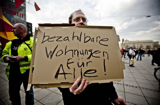 In ganz Deutschland wird dieser Tage gegen steigende Mieten demonstriert – hier auf dem Schlossplatz in Stuttgart. Foto: Leif Piechowski
