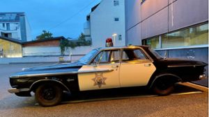 Dieser Plymouth Fury zieht gerade vor dem Ludwigsburger Polizeirevier etliche Blicke auf sich. Foto: Polizei Ludwigsburg