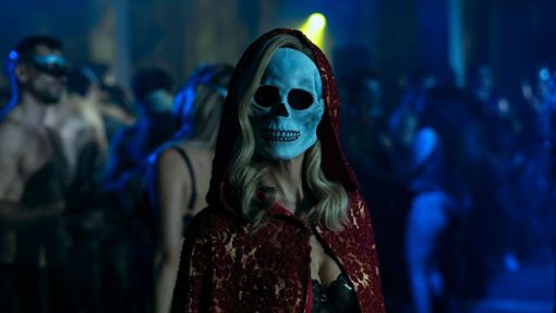 Die mysteriöse Verna (Carla Gugino) sucht als Todesengel die Familie Usher heim. Foto: Netflix/Eike Schröter