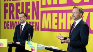 FDP-Generalsekretär Volker Wissing und FDP-Vorsitzender Christian Lindner, werben auf dem Bundesparteitag für das Wahlprogramm der Partei. Foto: dpa/Bernd von Jutrczenka
