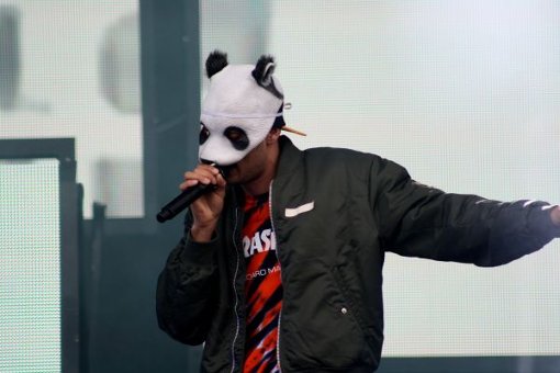 Der Panda-Rapper Cro in Action auf dem Southside Festival. Foto: Andrina Große