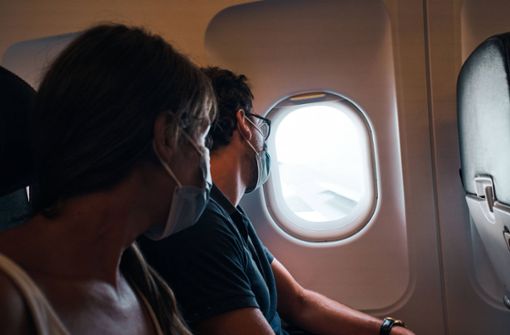In vielen Ländern müssen Passagiere keine Masken in Flugzeugen mehr tragen. In Deutschland schon, offiziell. Foto: imago
