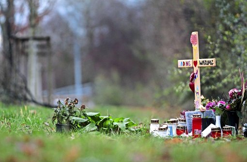 Ein Kreuz, Blumen und Kerzen erinnern in Eglosheim an Nadine Ertugrul. Foto: factum/Granville