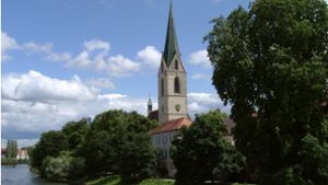 Auf der Morizkirche in Rottenburg am Neckar dürfte eine Fotovoltaikanlage installiert werden – sie müsste aber farblich den roten Dachziegeln angepasst werden. Foto: Simon Baur