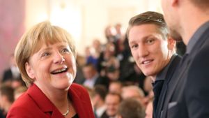 Bundeskanzlerin Angela Merkel und der Kapitän der deutschen Nationalmannschaft, Bastian Schweinsteiger. Foto: dpa