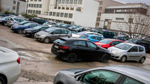 Parken auf dem Esslinger Karstadt-Areal: Solange es genügend Parkplätze im Freien gibt, steuern weniger Autofahrer die Parkhäuser an. Foto: Roberto Bulgrin