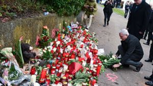 Innenminister Strobl legt Blumen am Tatort nieder. Neben ihm der türkische Botschafter in Berlin, Ahmet Basar Sen. Foto: dpa/Bernd Weißbrod