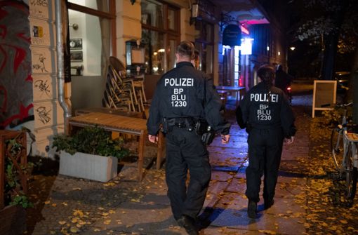 Die Polizei kontrolliert die nächtliche Sperrstunde in Berlin. Auch im Landkreis Esslingen gilt ab Dienstag eine Sperrstunde. Foto: dpa
