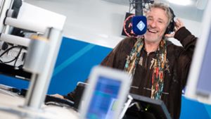 Moderator Thomas Gottschalk steht beim Bayerischen Rundfunk in einem Radio-Studio. Foto: dpa/Matthias Balk