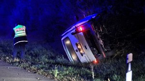Ein 75-Jähriger wird auf der A81 bei Bad Dürrheim zum Geisterfahrer, streift einen Kleinbus und kommt von der Fahrbahn ab. Der Mann stirbt in den Trümmern, sieben junge Frauen werden schwer verletzt.  Foto: dpa