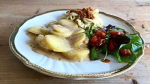 Saure Kartoffelrädle mit Spätzle und Salat. Wobei die in Butter angerösteten Semmelbrösel das Tüpfelchen auf dem i bedeuten für einen echten Schwaben. Foto: /Weier
