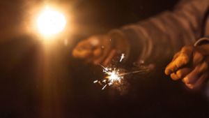 Ein buntes Feuerwerk-Spektakel dürfte es in diesem Jahr eher weniger geben. Da bleiben noch die kleinen Wunderkerzen (Symbolbild). Foto: imago images//Bihlmayerfotografie
