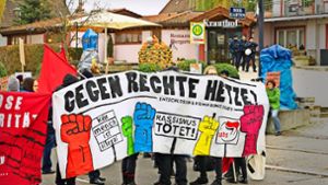 Linke Demonstranten vor dem Gasthof Krauthof: Dieses Bild von einer Tagung des rechten AfD-Flügels aus dem vorigen Jahr  könnte sich am Sonntag wiederholen. Foto: factum/Weise
