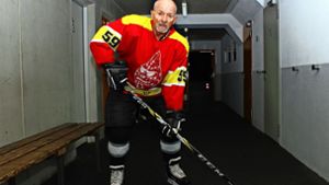 Eberhard Spreigl  aus Fellbach: Eishockeyspieler auch noch mit 69. Foto: Yavuz Dural