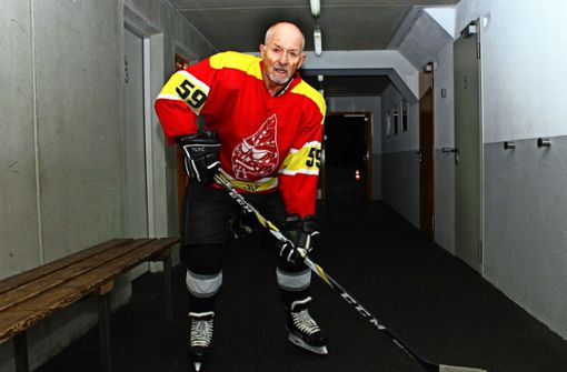 Eberhard Spreigl  aus Fellbach: Eishockeyspieler auch noch mit 69. Foto: Yavuz Dural
