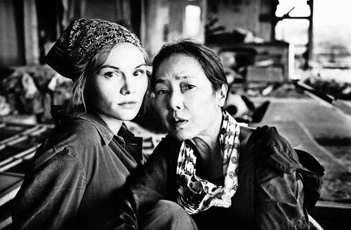Behutsam finden sie zueinander: Rosalie Thomass (li.) und  Kaori Momoi in „Grüße aus Fukushima“. Foto: Majestic