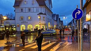 Schwer bewaffnete Einsatzkräfte sichern die  Straßen der  Plochinger Innenstadt. Auch  die Anwohner kamen nicht mehr in ihre Häuser. Foto: /7aktuell|Simon Adomat