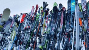 Laut den Ermittlern entwendeten sie Skis und andere Ausrüstungsteile nicht nur in Ischgl, sondern an mehreren Tatorten (Symbolbild). Foto: imago images/kristen-images / Michael Kristen